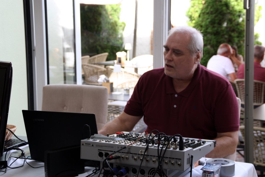 DJ Henry überwacht die Technik